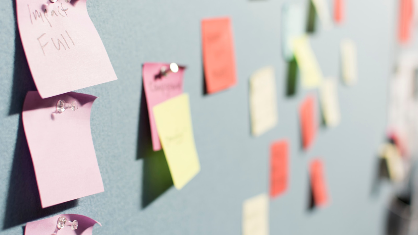 Colorful sticky notes pinned to a board while prioritizing link opportunities in a backlink gap analysis