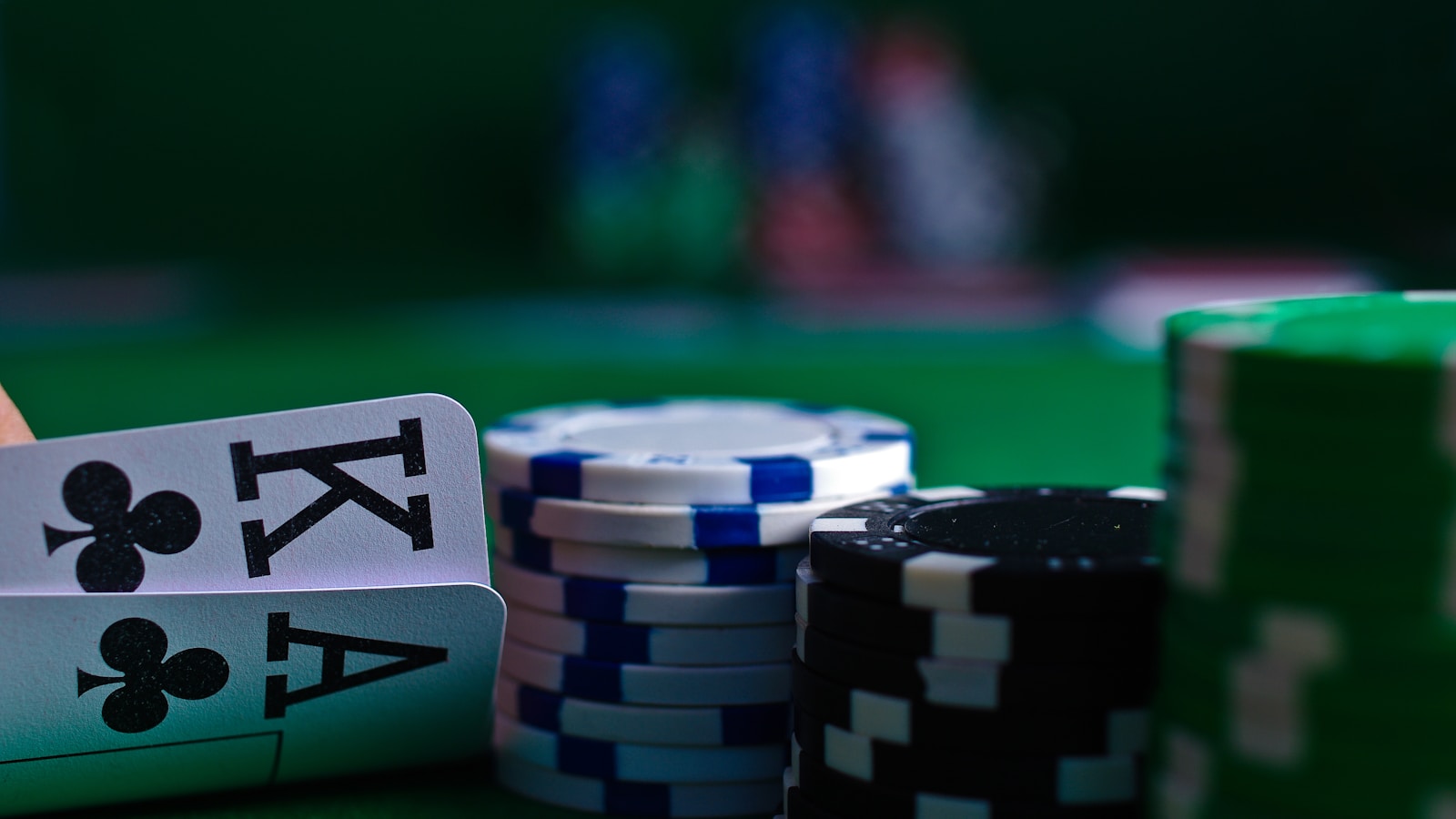 Playing cards and poker chips on a table, representing the iGaming industry for a link building strategy guide