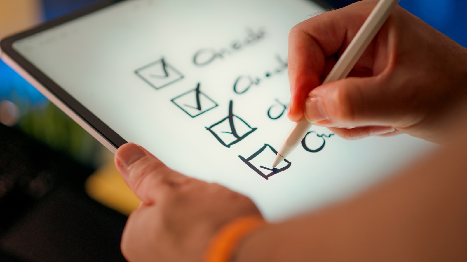 A hand marking off items on a paper checklist on a desk, representing the qualification and prioritization work behind link prospecting